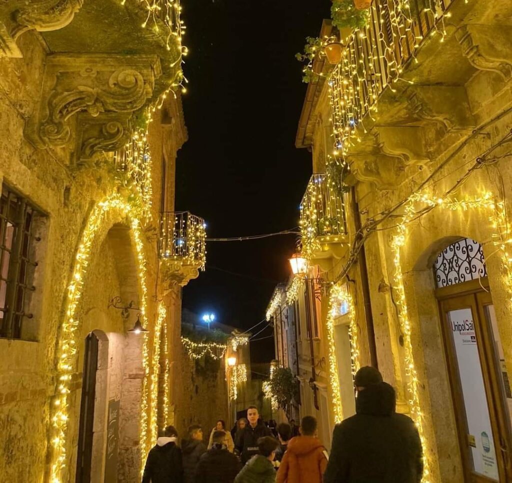 Gerace diventa “Il Borgo incantato” anche d’inverno con luci, musica e artisti di strada