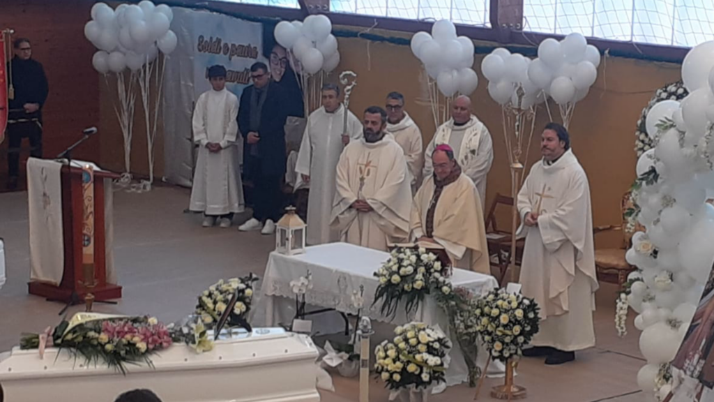 San Pietro a Maida. Commozione e grande partecipazione ai funerali delle due ragazze morte nell’incidente alla vigilia di Natale