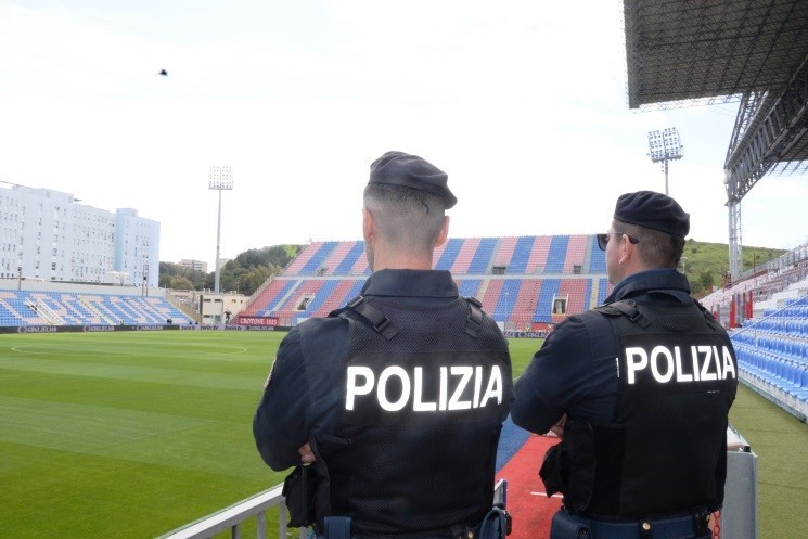 Incontro di calcio “Crotone-Messina”: Il questore emette 11 provvedimenti Daspo