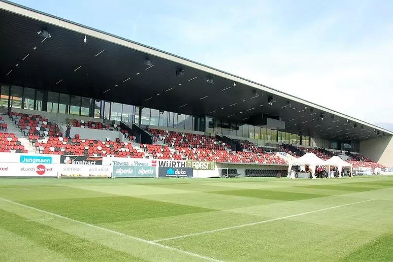 Sorpreso con un coltello allo stadio di Bolzano: Daspo di 10 anni per un tifoso del Catanzaro