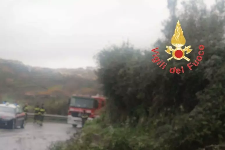 Maltempo in Calabria. Fiumi esondati, alberi caduti e strade interrotte: oltre 420 interventi dei vigili del fuoco