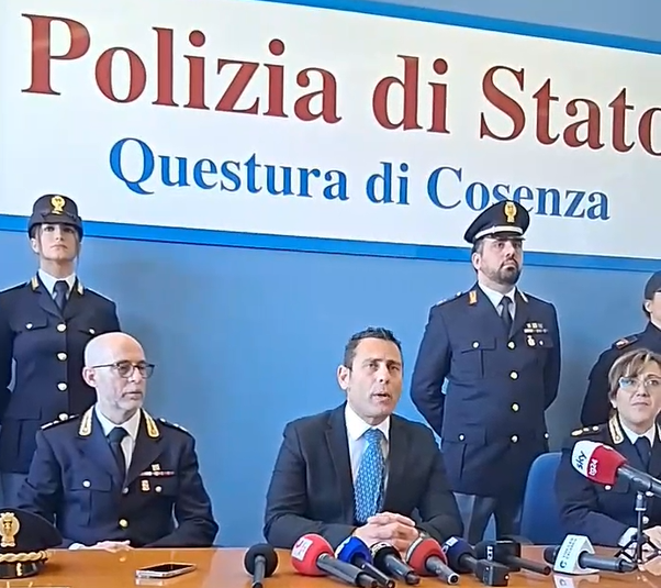 Conferenza stampa nella Questura di Cosenza: i dettagli del rapimento della piccola Sofia