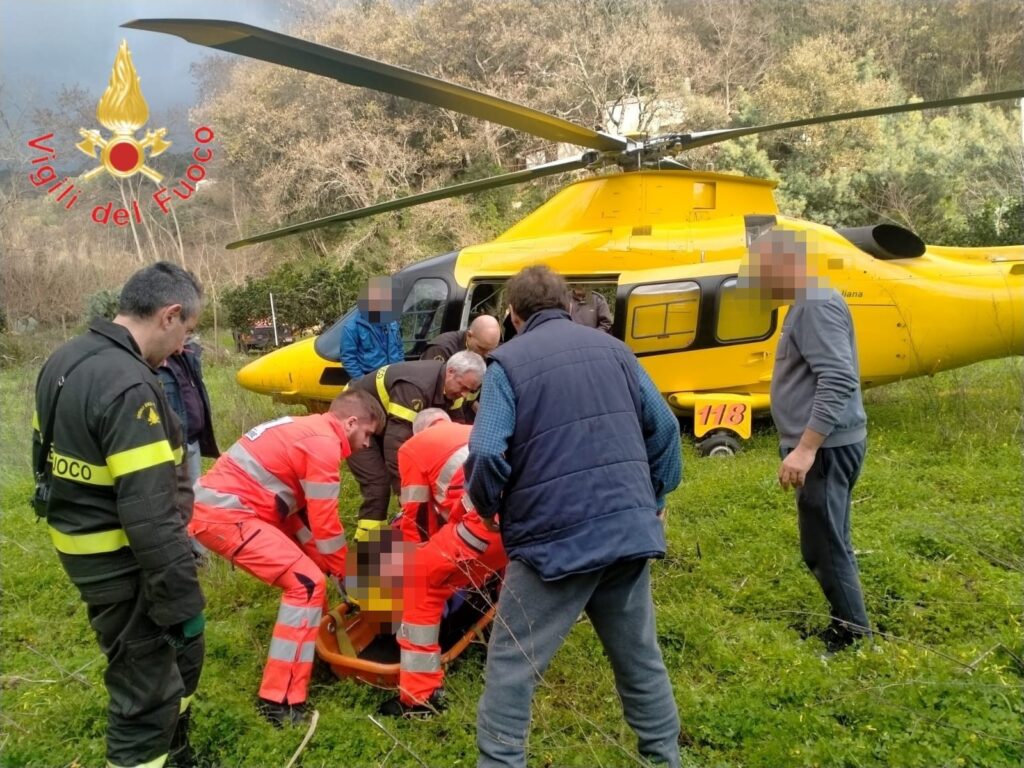 Feroleto Antico. Scivola tra i boschi e si frattura gli arti: soccorso 77enne