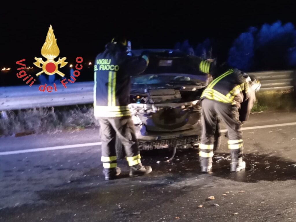 Steccato di Cutro. Scontro tra due auto lungo la statale 106: un morto e un ferito grave