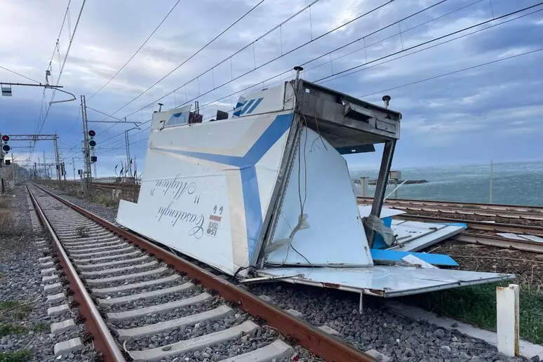 Riparte a rilento circolazione ferroviaria in Calabria: treni cancellati e limitati (tutte le info)