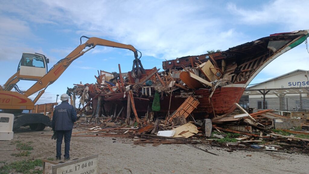 Dopo 13 anni demolito relitto sulla spiaggia di Palmi