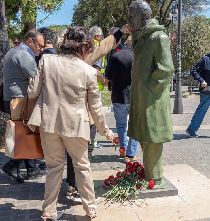 Cosenza. In centinaia davanti alla statua di Giacomo Mancini per dire no allo spostamento