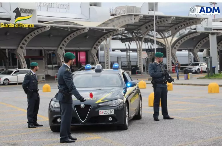 Aeroporto di Lamezia Terme. Intercettati quasi 3 milioni di euro: sanzionati 68 soggetti