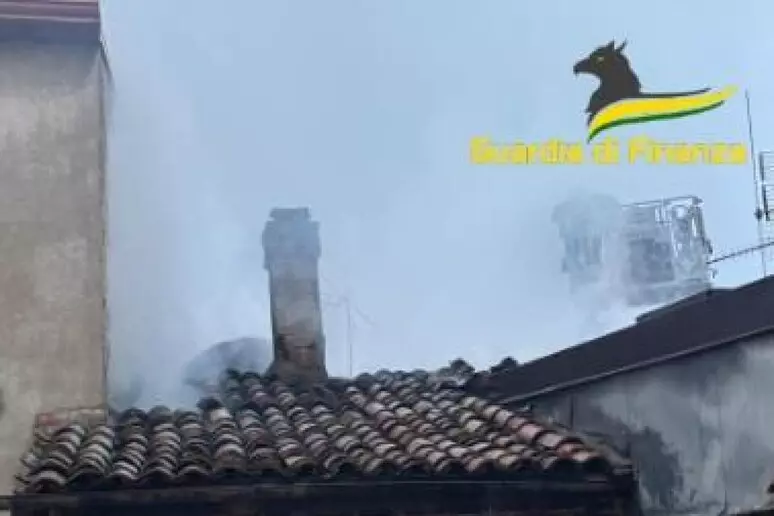 San Giovanni in Fiore. Incendio in abitazione: salvati due giovani dai Finanzieri