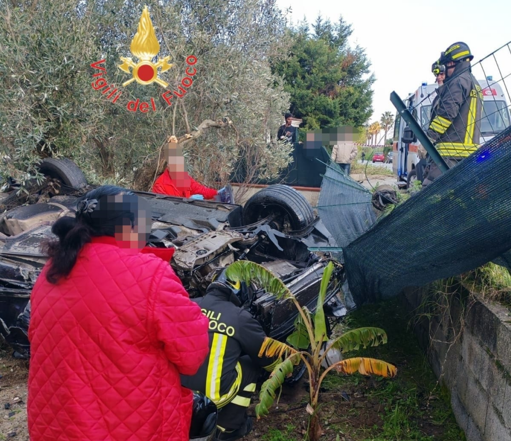 Scontro tra due auto a Roccelletta di Borgia: un morto e due feriti