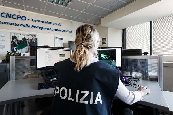 Operazione nazionale “Hello” contro la pedopornografia: arresti anche a Cosenza e Reggio Calabria