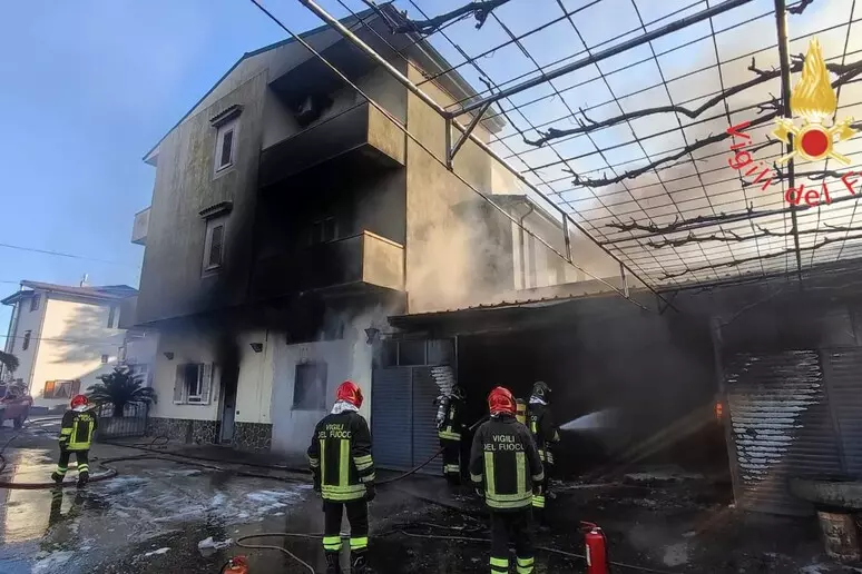 Olivadi. Enorme Incendio distrugge un magazzino: un ferito