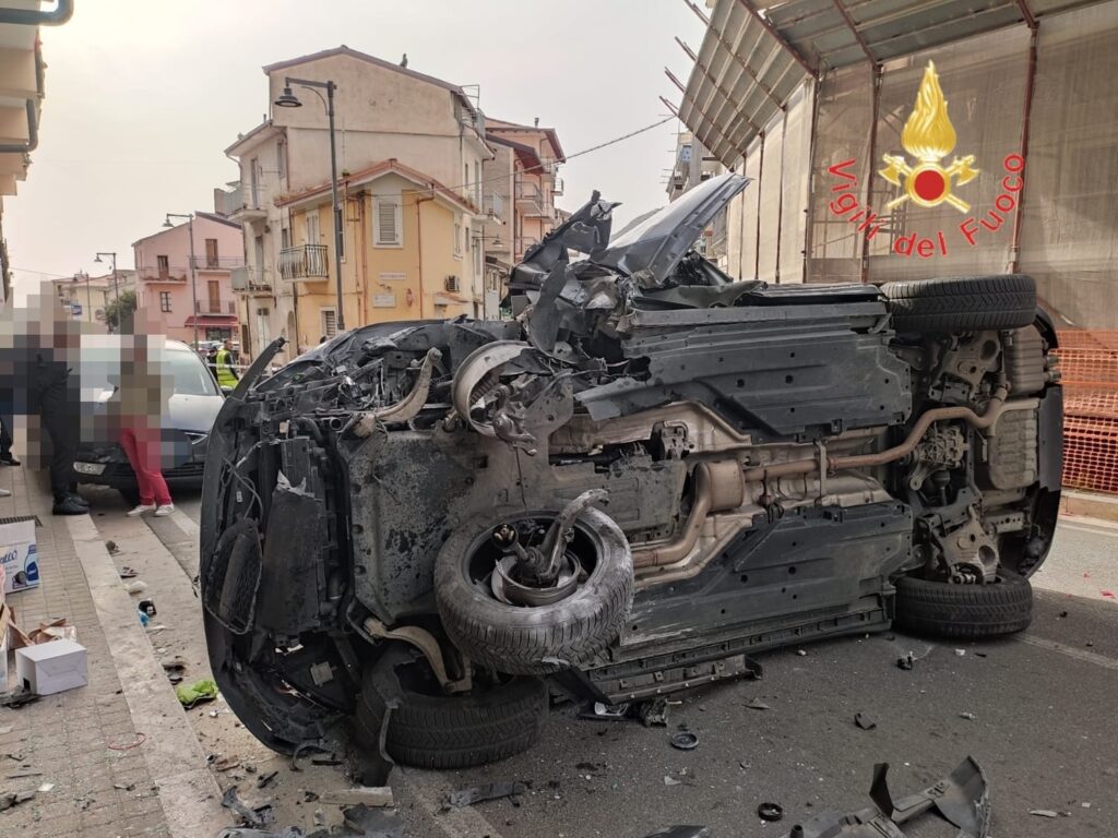 Lamezia Terme. Perde il controllo del SUV: grave una donna, ferite anche due bambine