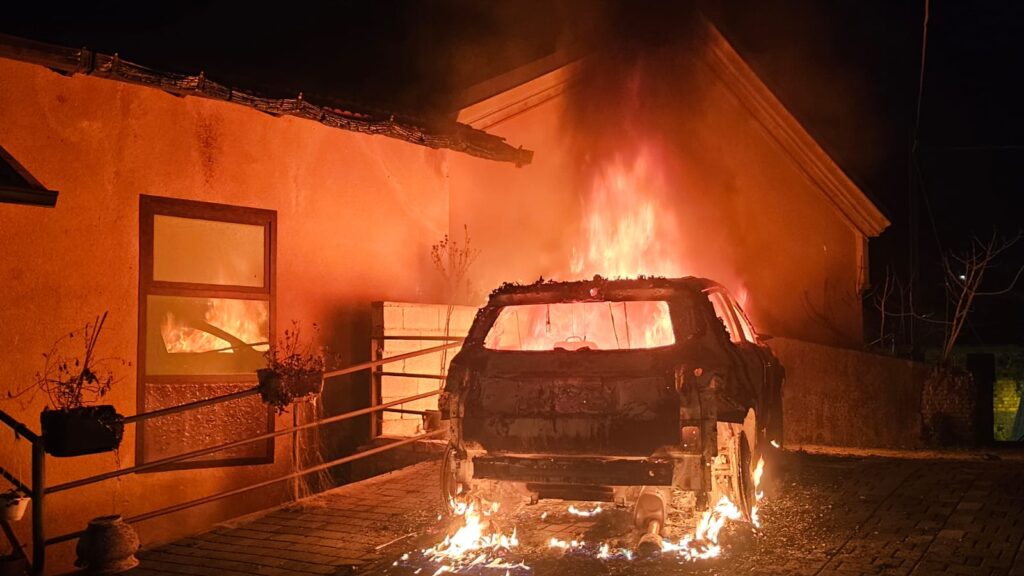 Auto incendiata al parroco di Santo Stefano in Aspromonte: indagato 22enne, al vaglio posizione di un minorenne