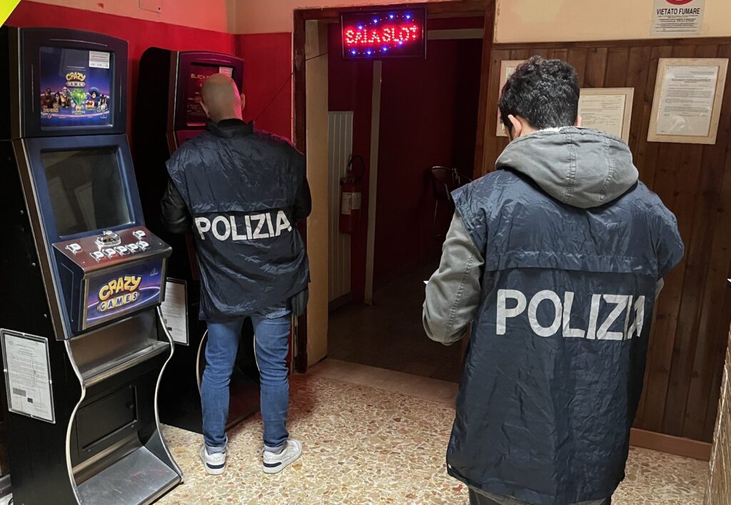 Chiusa sala giochi a Villa San Giovanni: titolare denunciato, sequestrate slot-machine abusive