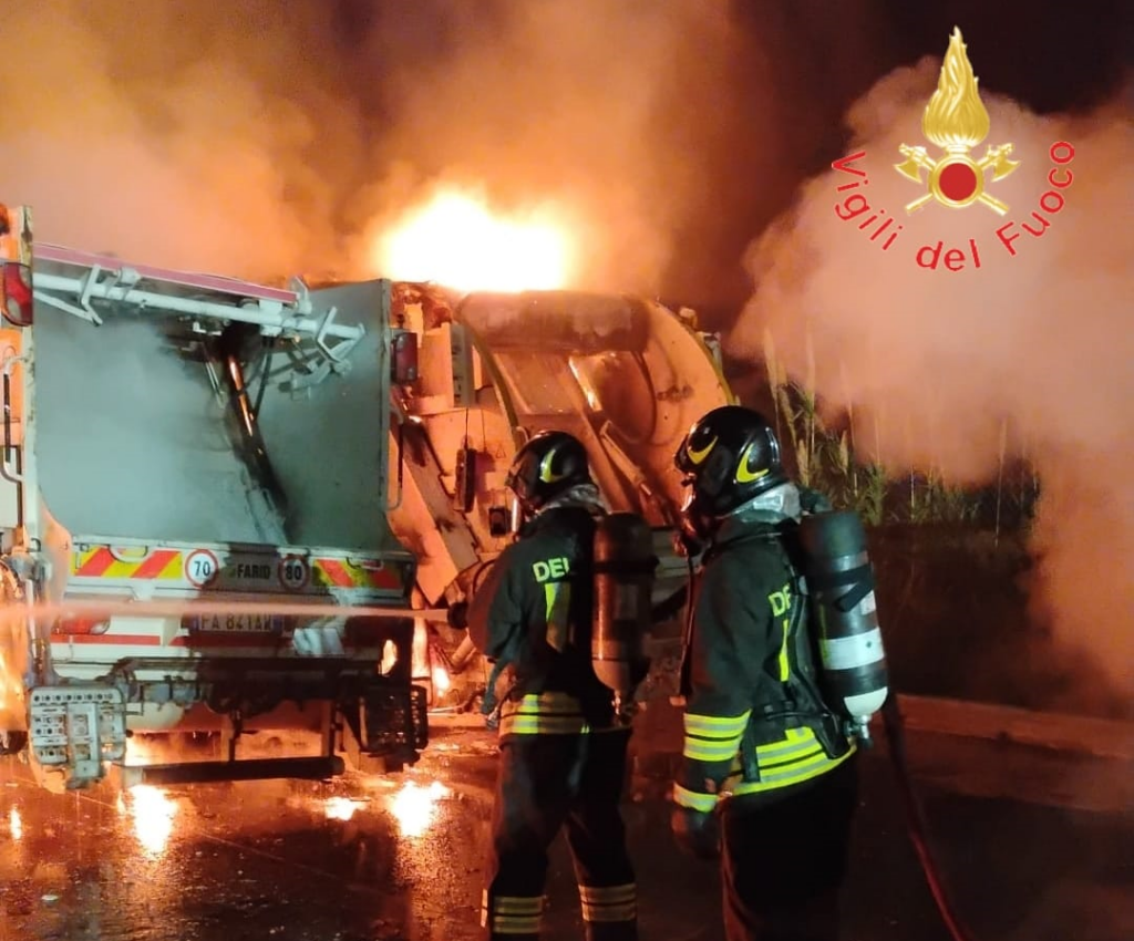 Incendio distrugge dieci mezzi del comune di Tropea tra cui uno scuolabus